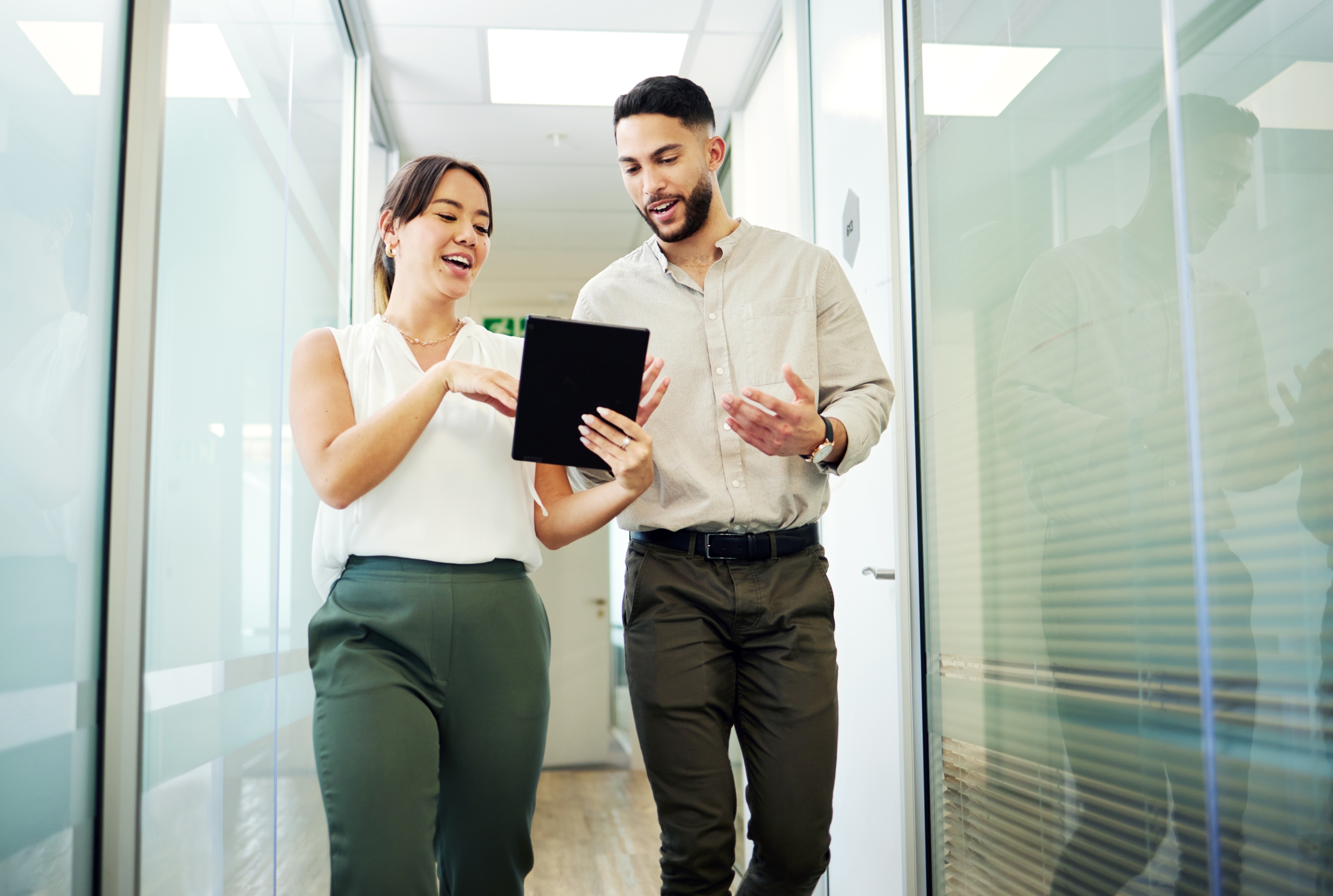 Professionisti HR discutono di recruiting e trasparenza salariale durante un processo di head hunting e gestione dei talenti in azienda.