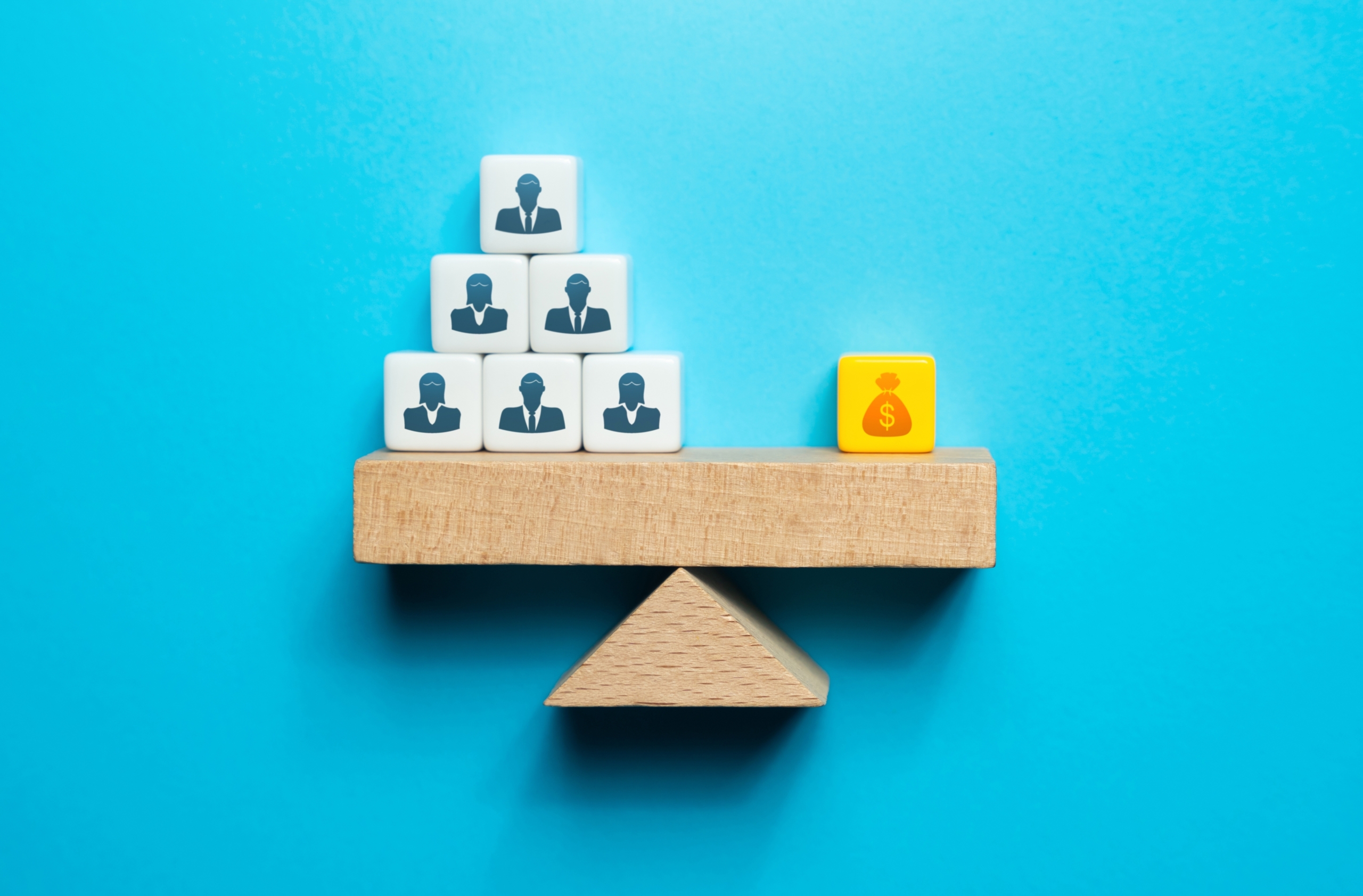 Rappresentazione del gender pay gap e della pay transparency con bilanciamento tra retribuzioni, ruoli e criteri salariali aziendali.