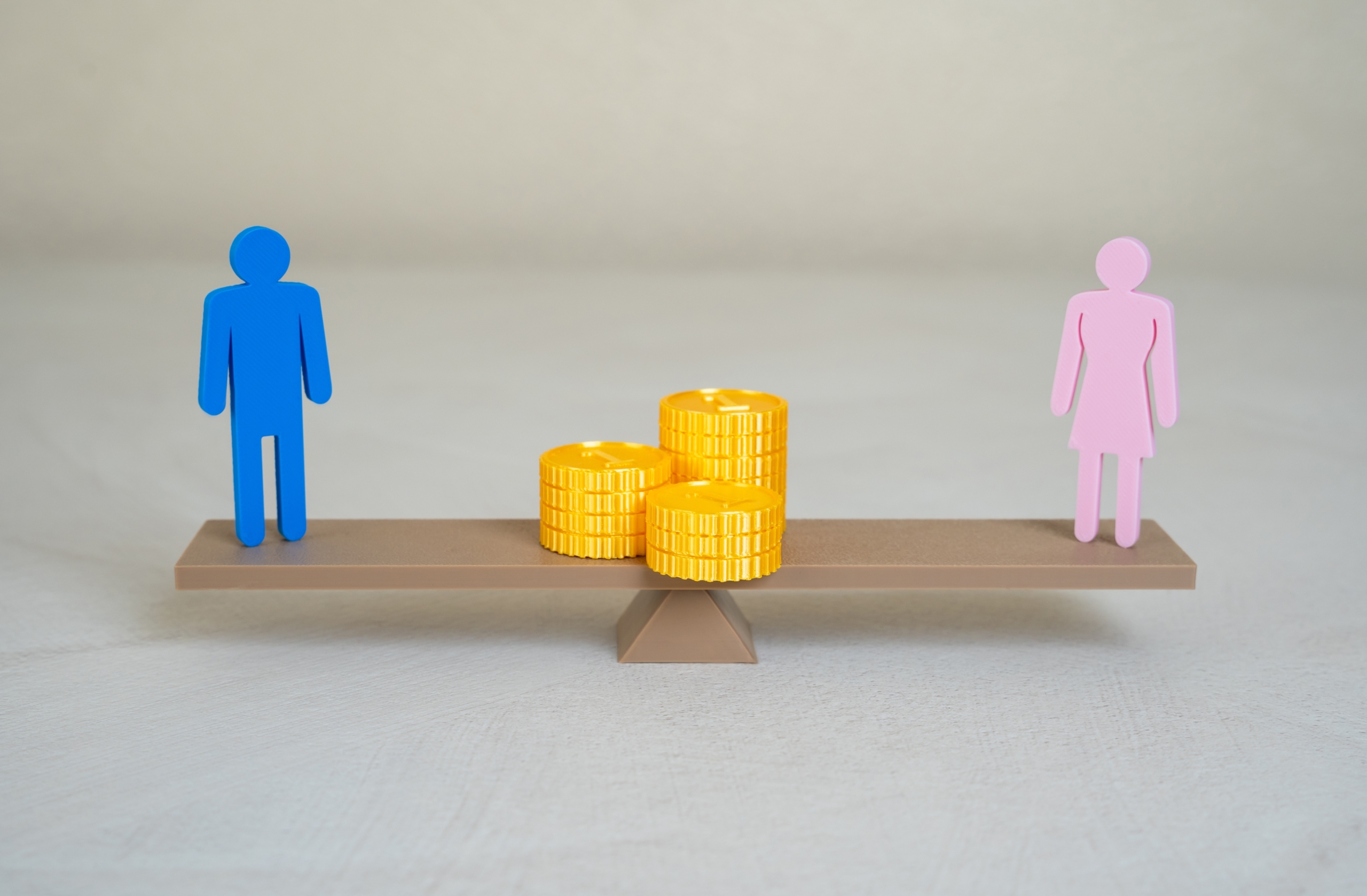 Rappresentazione del gender pay gap e della pay transparency con confronto tra retribuzioni maschili e femminili.